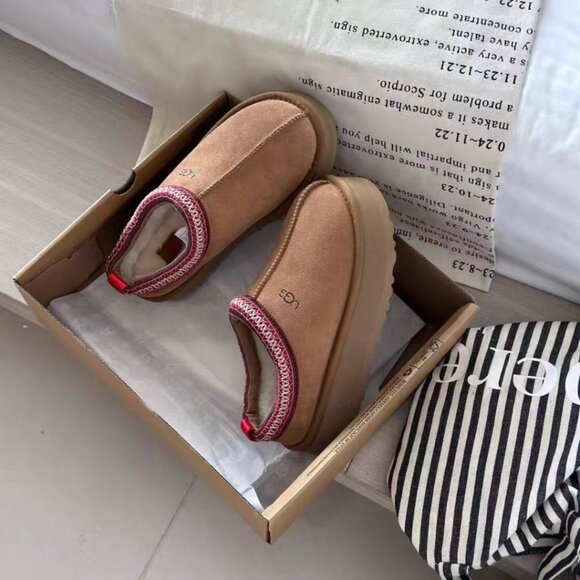 UGG Cozy Fuzzy Slippers (Thick Sole) - Picture 4 of 5